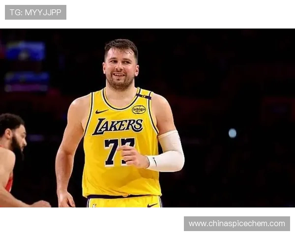 东契奇的独特风格展现大胆个性引发雷迪克赞叹